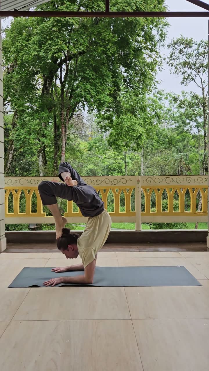Praticante em uma prática real de asana
